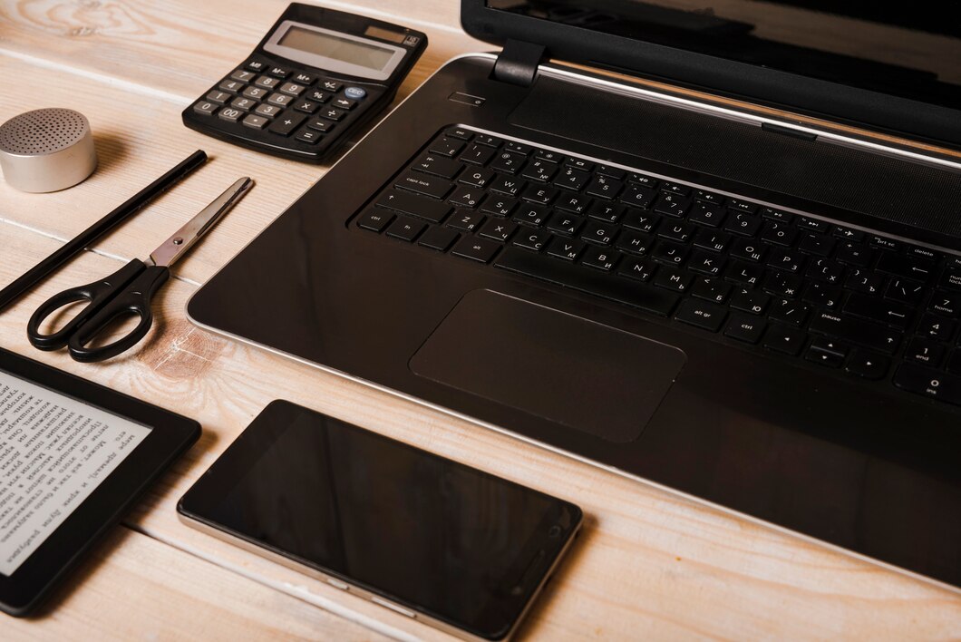 Jak wybrać laptop, adekwatny do potrzeb małego przedsiębiorcy? Przegląd modelu Lenovo ThinkBook 14 G6 AMD